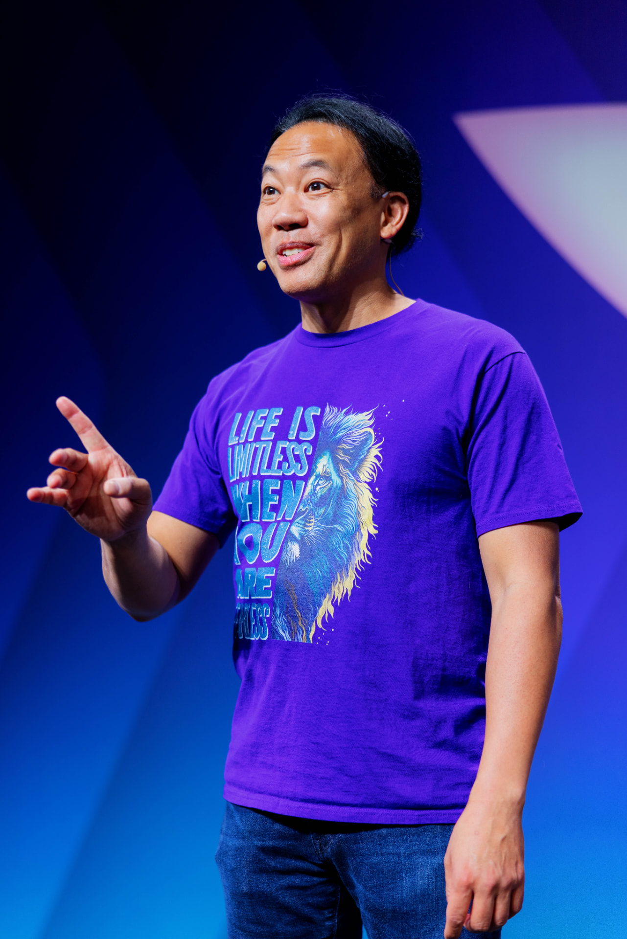 Jim Kwik speaking on stage